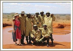 Joseph (hintere Reihe, ganz rechts) mit dem Voi-Team und Angela Sheldrick