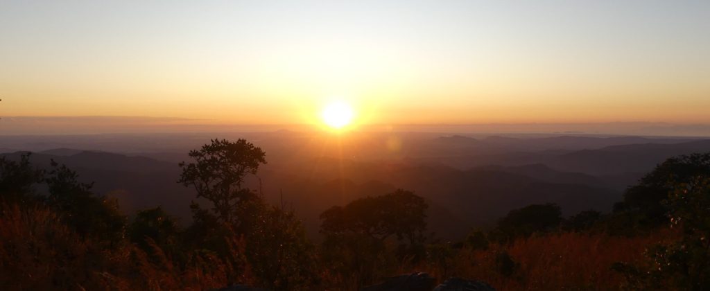 Sonnenaufgang über Thuma F.R. mit dem Malawisee am Horizont.