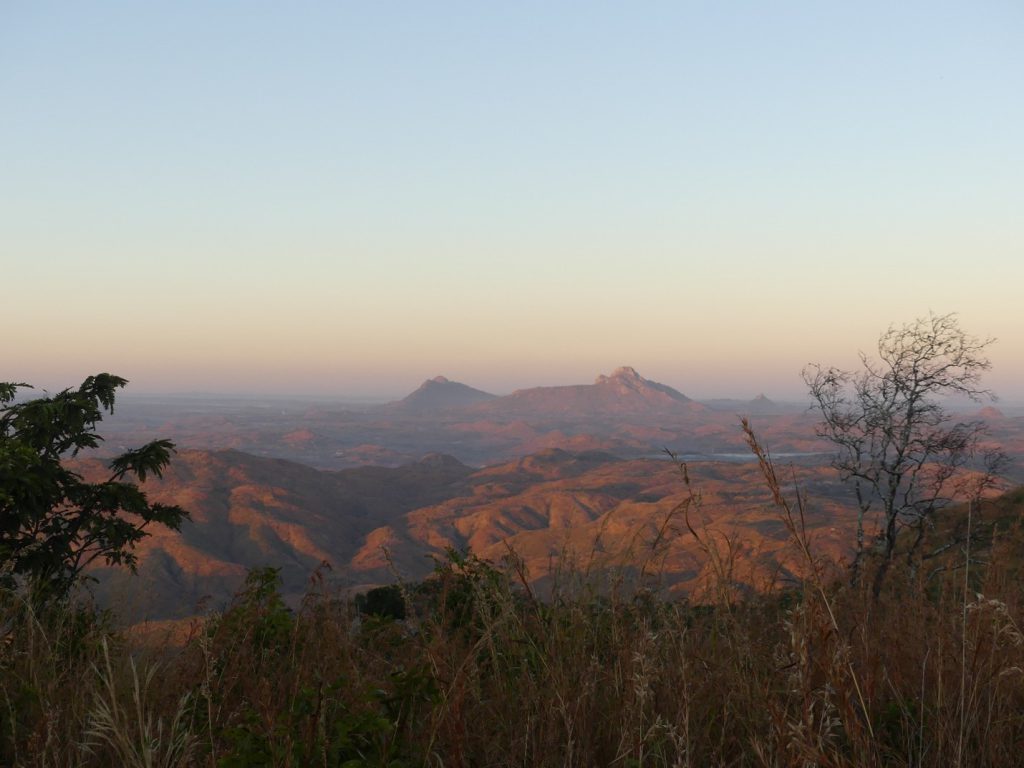 Und einmal umgedreht: Das Morgenlicht im Westen zeigt Mount Dedza (2198 m), außerhalb des Reservates.
